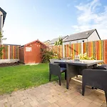 4-Bed House Close To Airport, City & Beaches