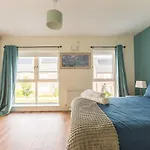 4-Bed House Close To Airport, City & Beaches