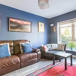 4-Bed House Close To Airport, City & Beaches