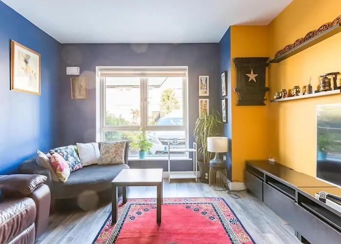 4-Bed House Close To Airport, City & Beaches