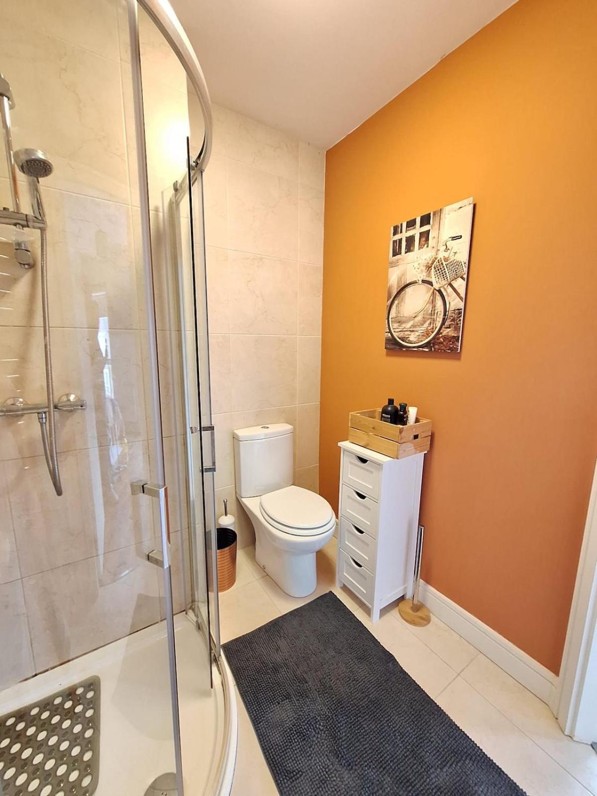 4-bed House Close To Airport, & Beaches *