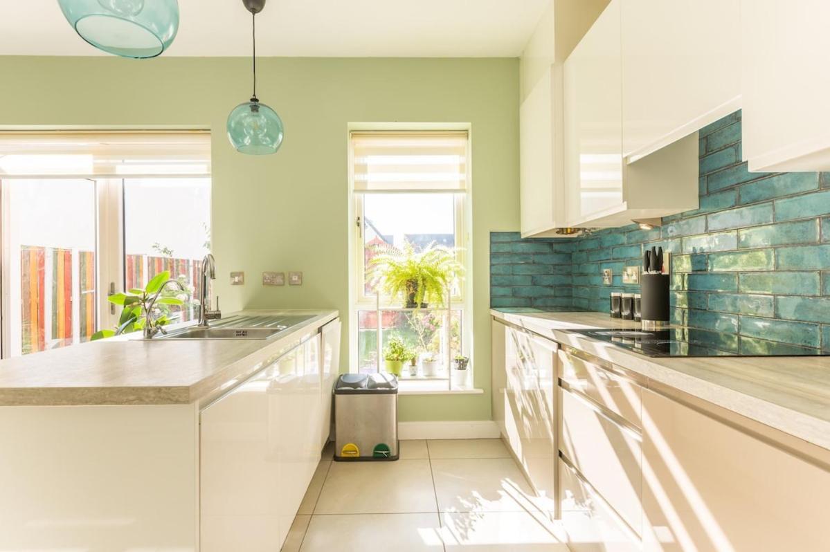 4-bed House Close To Airport, & Beaches