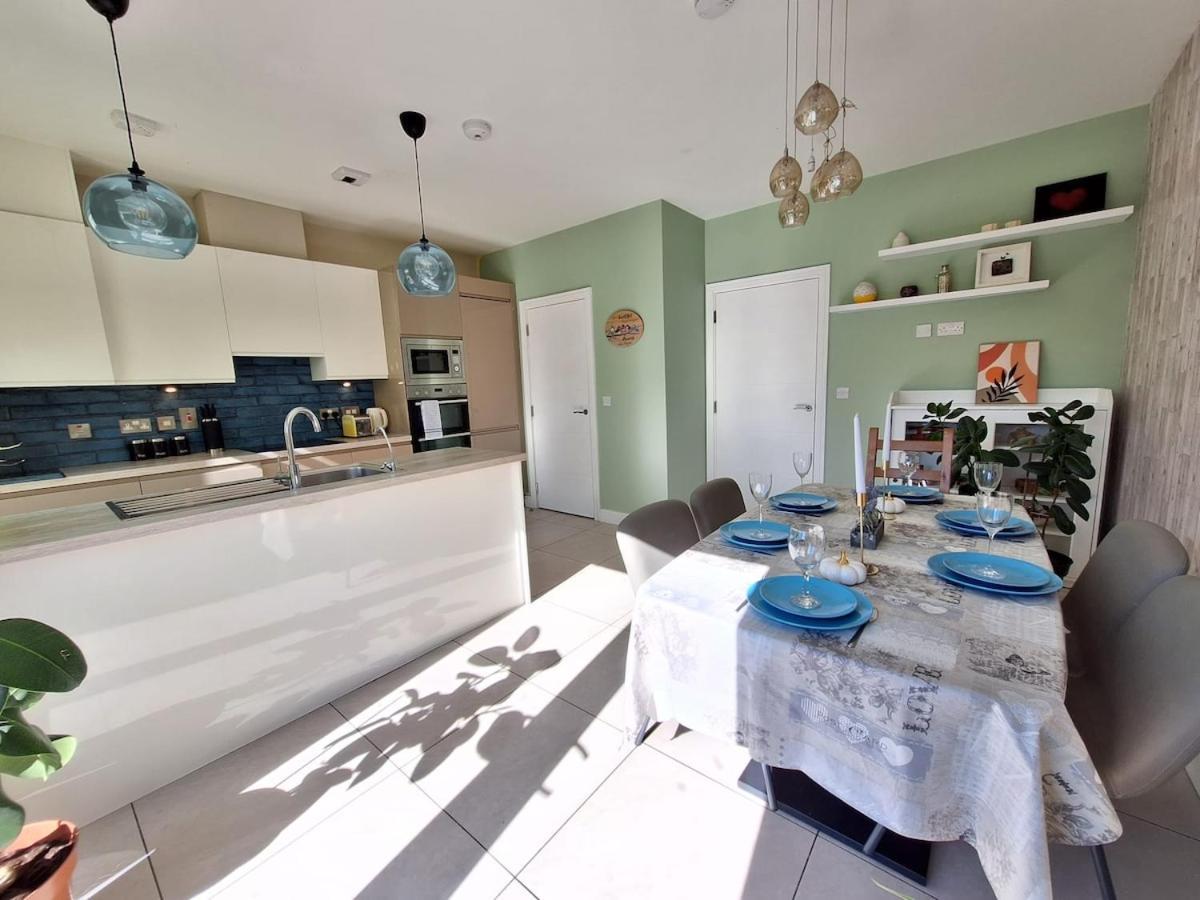 4-bed House Close To Airport, & Beaches *
