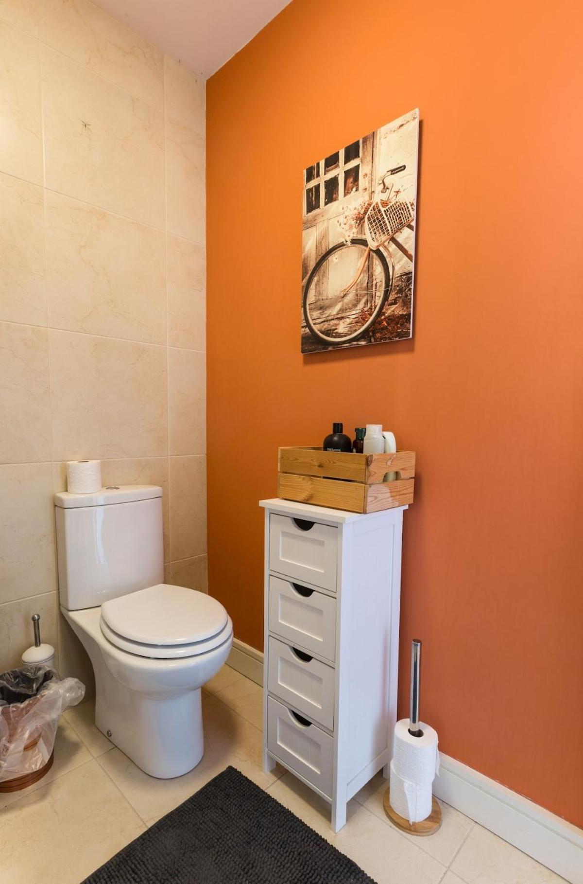 4-bed House Close To Airport, & Beaches