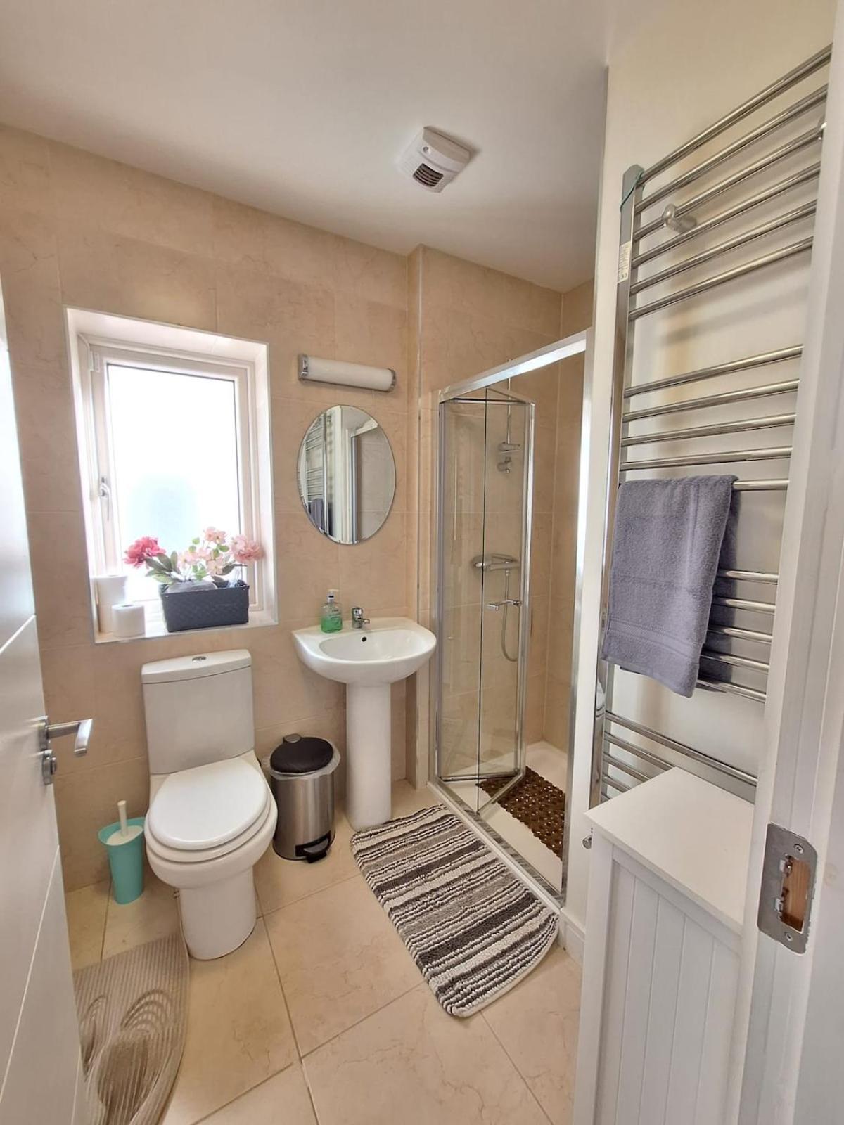 Holiday home 4-bed House Close To Airport, & Beaches