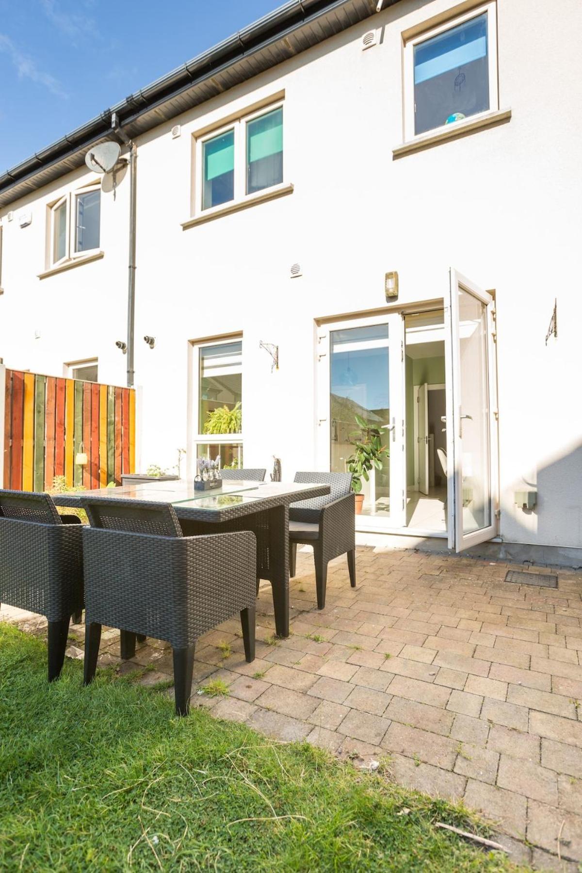 4-bed House Close To Airport, & Beaches *