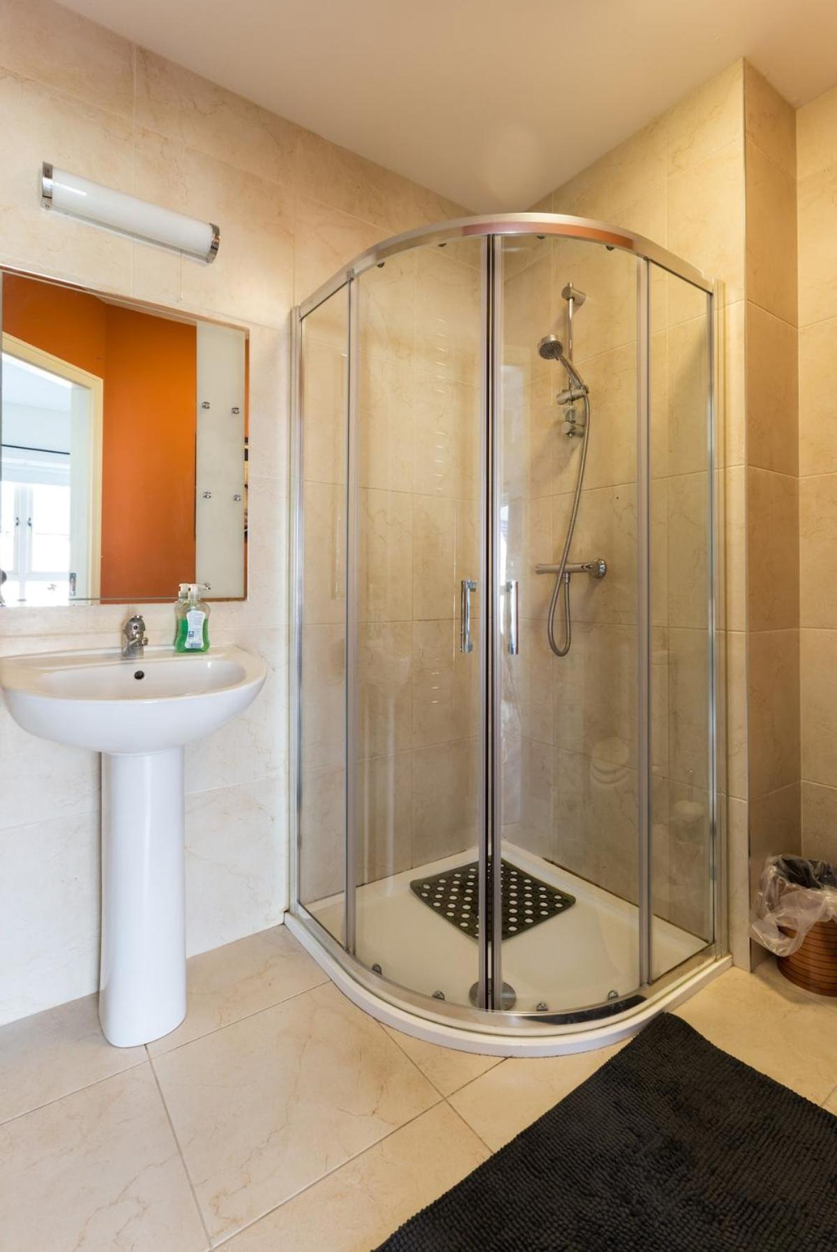 4-bed House Close To Airport, & Beaches