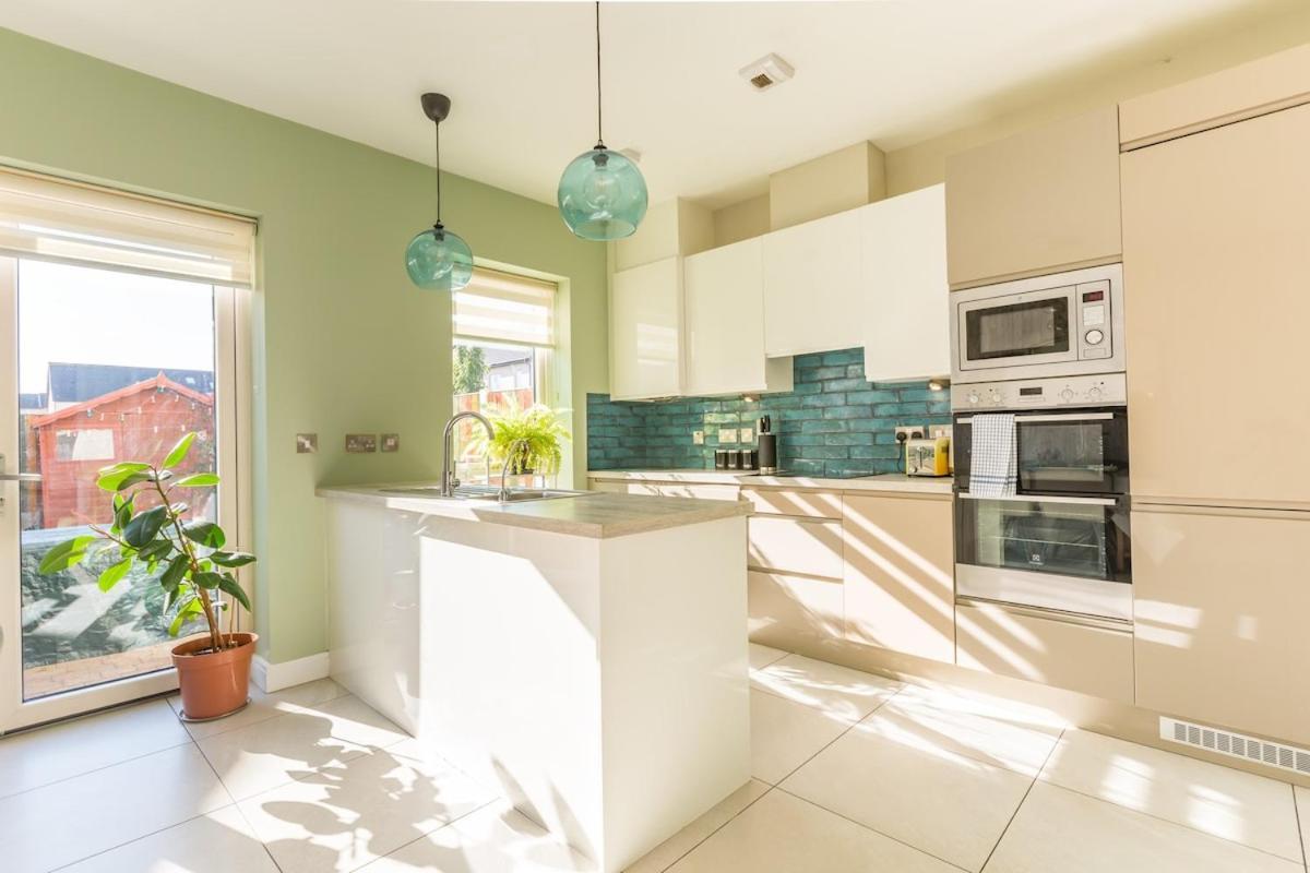 Holiday home 4-bed House Close To Airport, & Beaches *