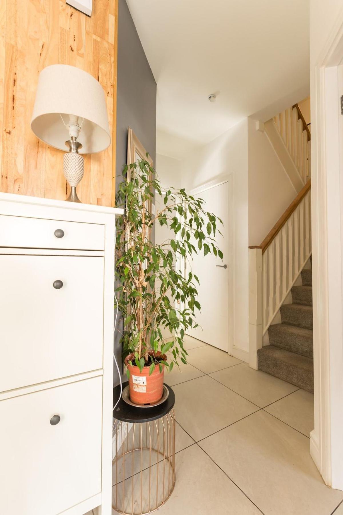 4-bed House Close To Airport, & Beaches *